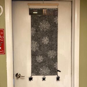 NWT!  CYNTHIA ROWLEY CURIOUS GLOW IN THE DARK SPIDERWEB HALLOWEEN TABLE RUNNER